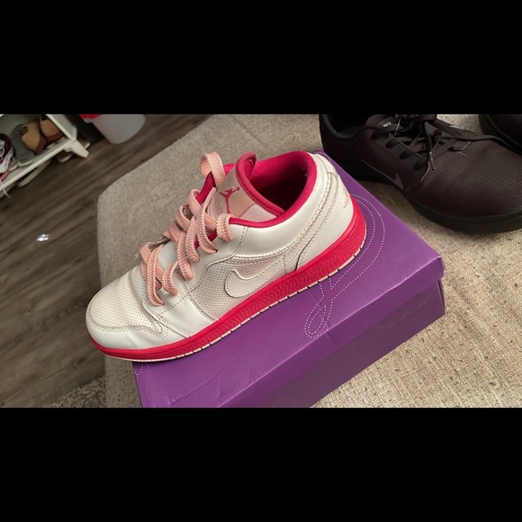 All heels accept 1 are a size 7-7.5. There is one pair that are an 8. - Picture 7 of 8